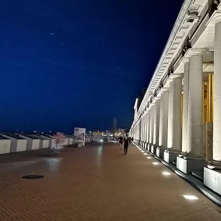 Large 800m From The 90 Square Meters Appartement Oostende